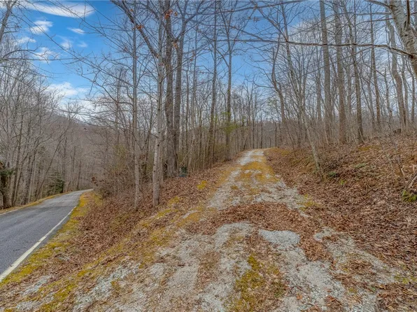 8 Granite Falls Dr, Landrum, SC 29356