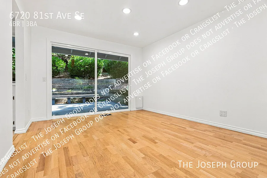 A Spacious 4-Bedroom Gem in Mercer Island — Photo 4