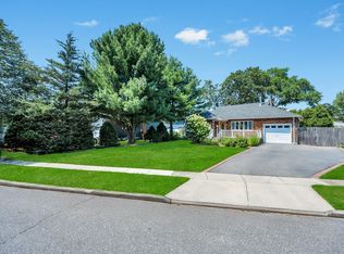 57 Clinton St, Babylon, NY 11702
