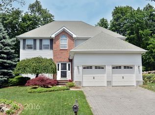9 Wagon Trl, Mahwah, NJ 07430