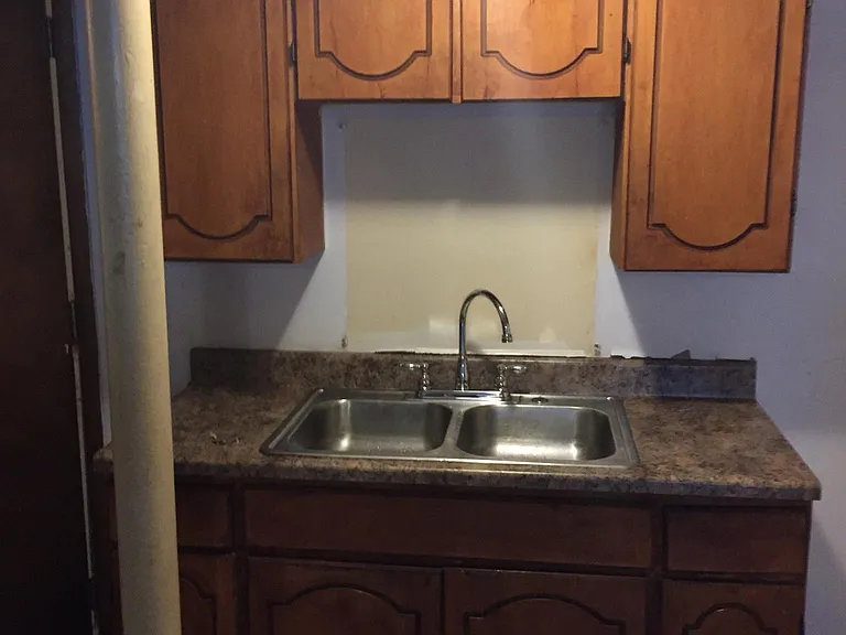 8350 S Maryland Ave #BASEMENT — Photo 1