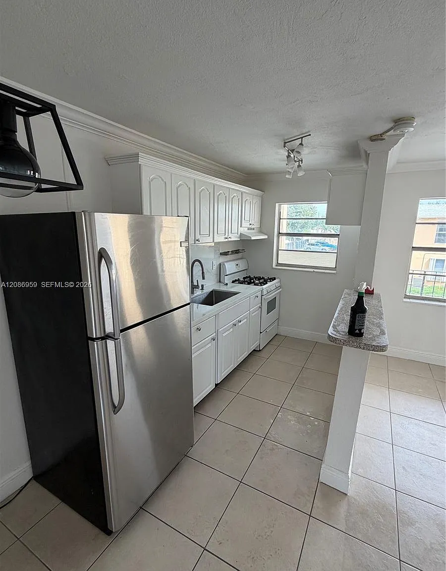 3855 SW 79th Ave — Photo 2