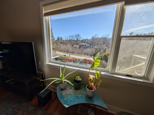 115 Lake Dr, Laurel Park, NC 28739