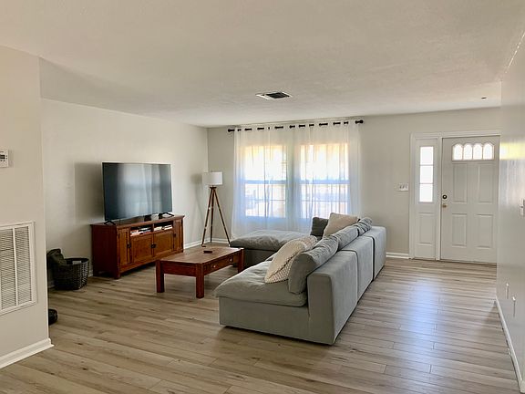 4th image of 623 Lake Blue Dr