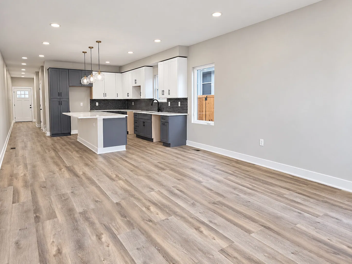 4 bed, 3.5 bath, 2700 sqft, $3,000 — Photo 2