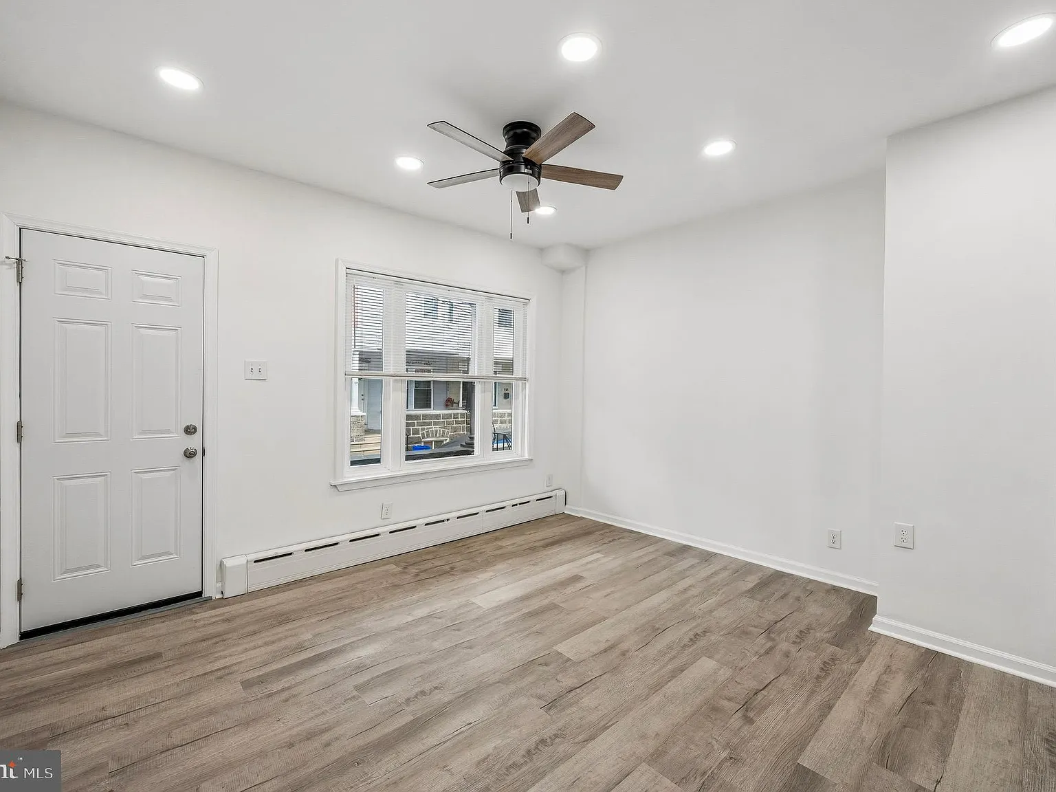 3 bed, 1.0 bath, 999 sqft, $1,750 — Photo 3