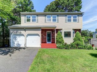 4 Amarr Dr, Shirley, NY 11967