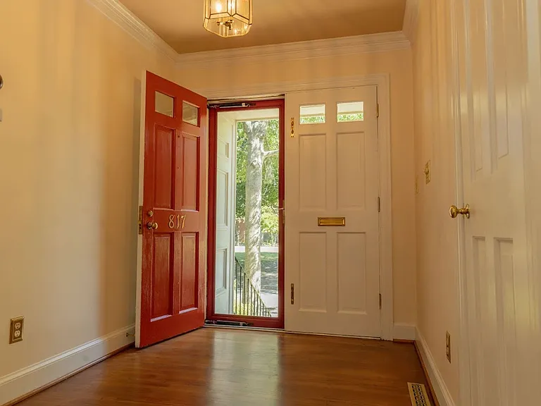 817 Botetourt Gdns — Photo 13
