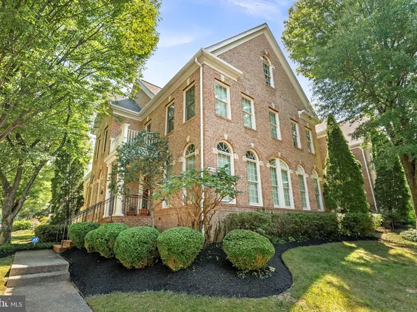 10111 Ballynahown Cir, Fairfax, VA 22030