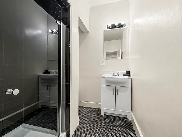 700 706th Avenue Csuite #1 — Photo 18
