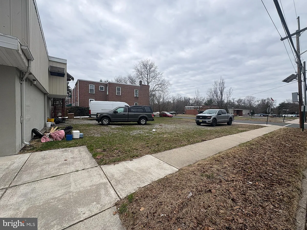Building Photo - 1370 Hornberger Ave #B