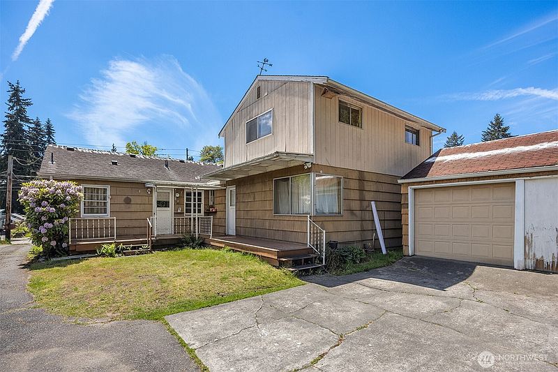 4th image of 320 NE 185th Street