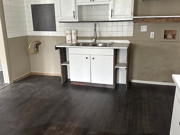 3rd image of 859 Woodrow Ave
