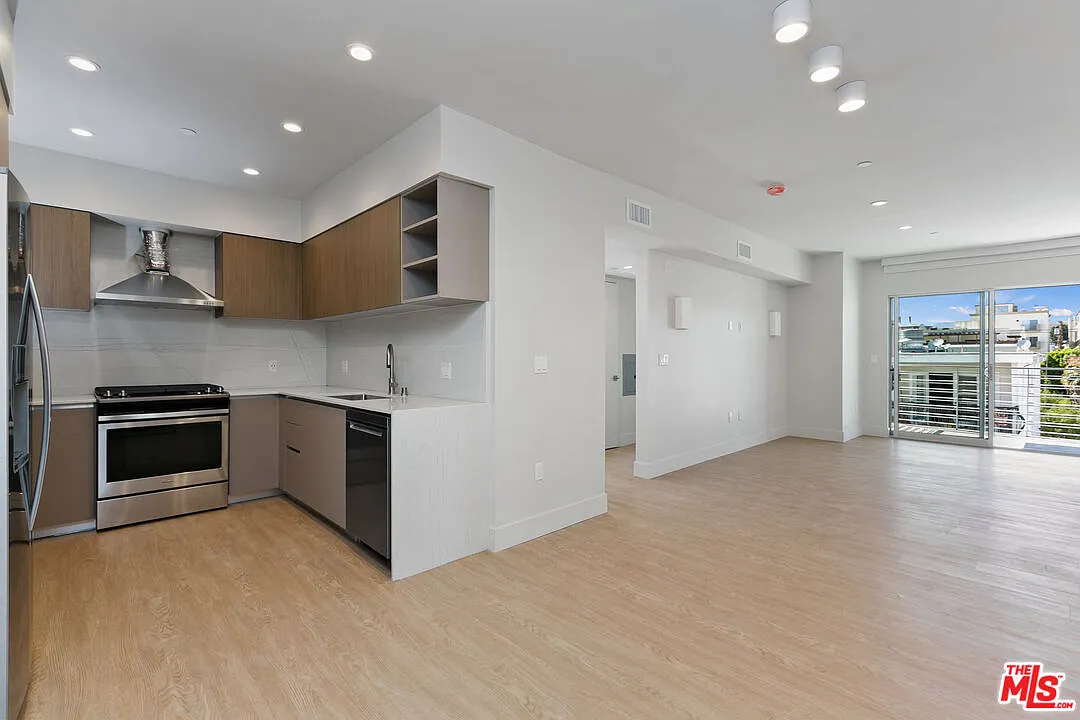 3 bed, 3.0 bath, 1588 sqft, $6,595 — Photo 2