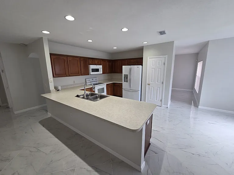 330 Aldershot Ct — Photo 11