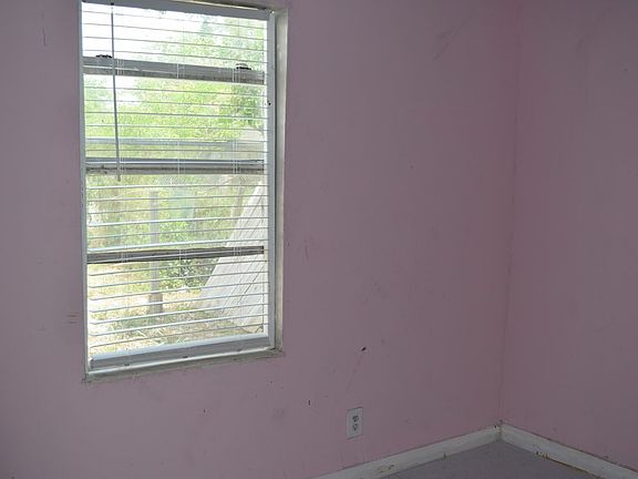 5th image of 717 E Avenue F #E