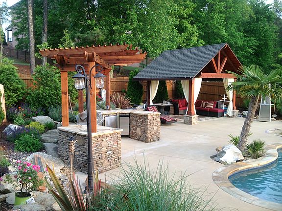 Outdoor kitchen & pavilion 