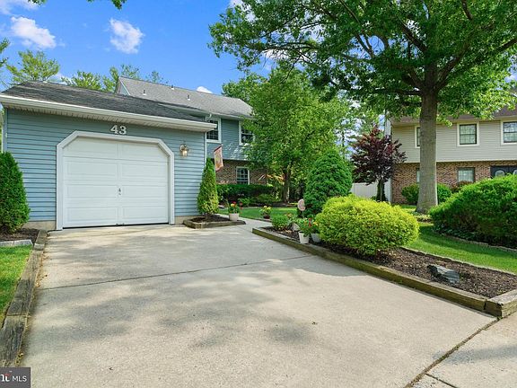3rd image of 43 Meadowrue Ct
