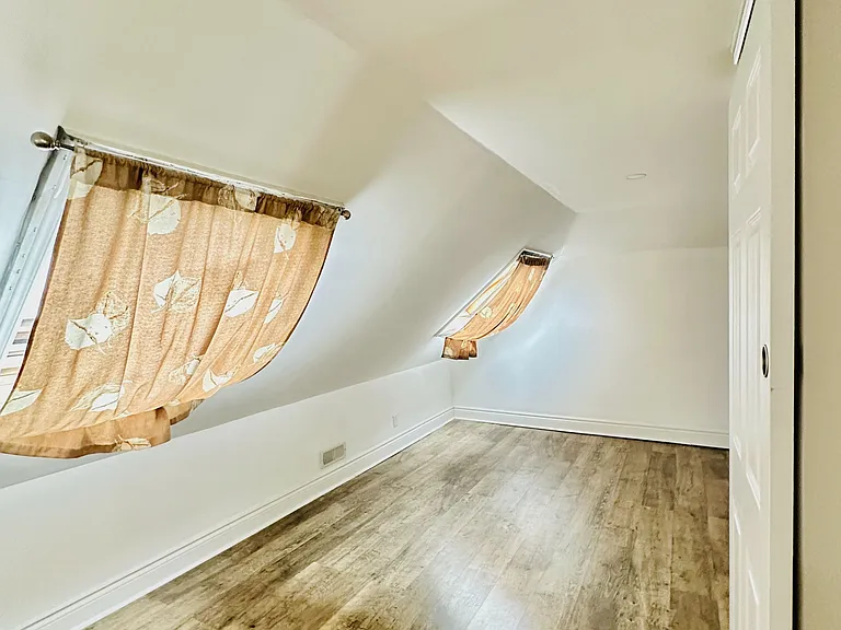 55 Fairbank Ave E #MAIN FL — Photo 10