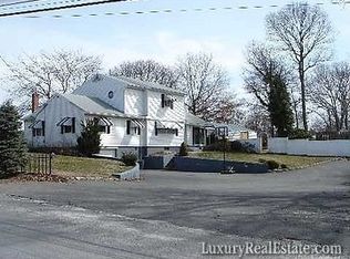 1763 Middle Rd, Calverton, NY 11933