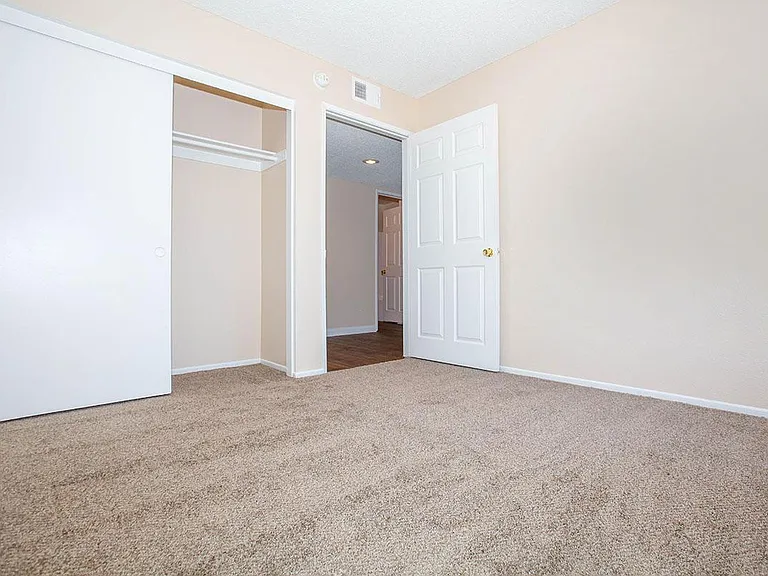 Sunset Pointe Apartments — Photo 20