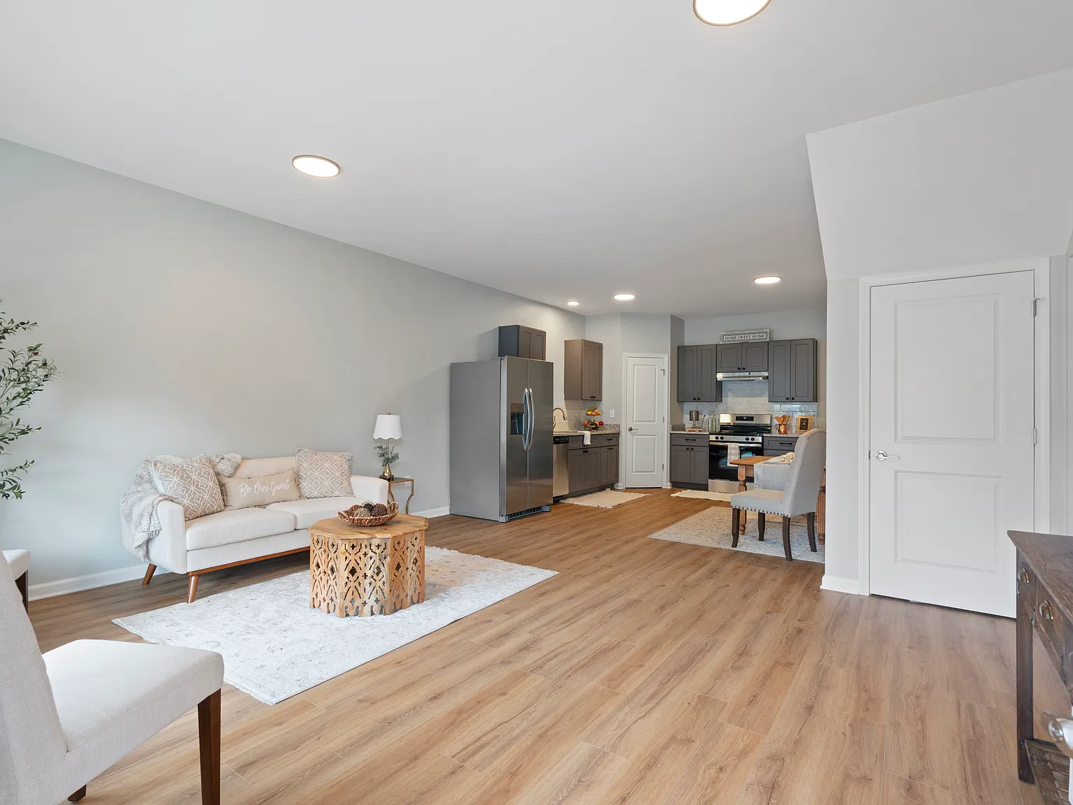 2 bed, 930 sqft, $1,900 — Photo 4