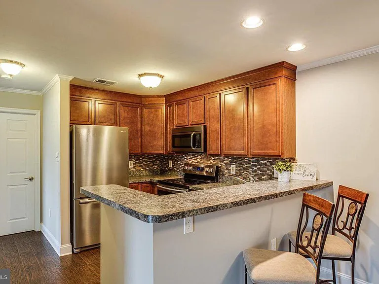 302 Grosvenor Ln #234 — Photo 3
