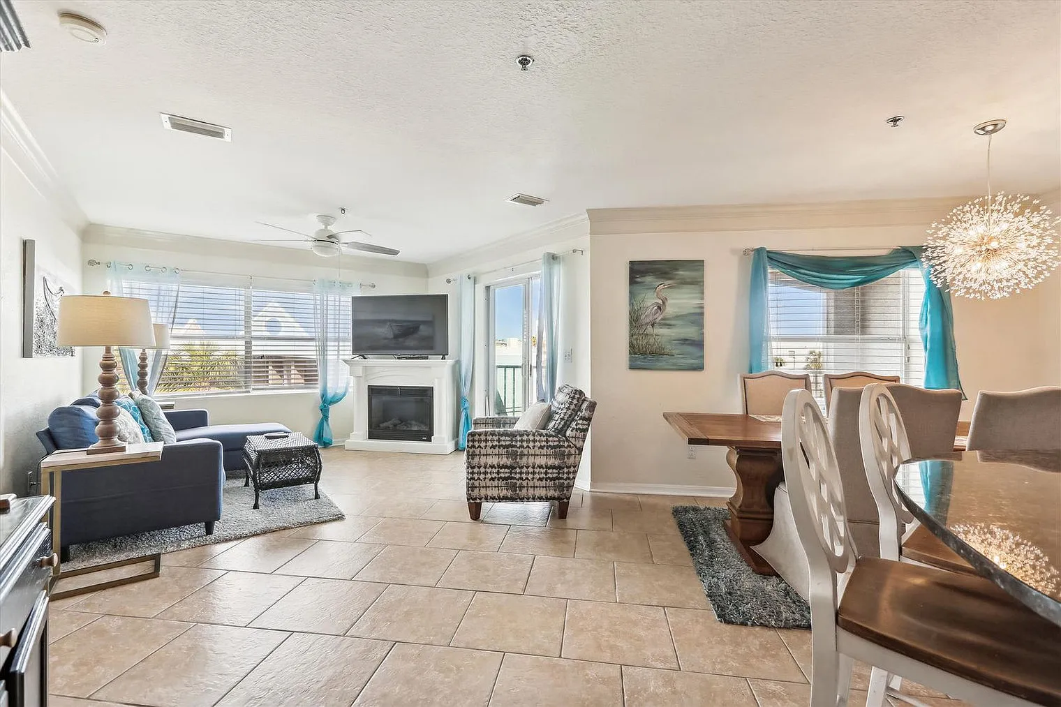 2 bed, 2.0 bath, 904 sqft, $2,352 — Photo 2