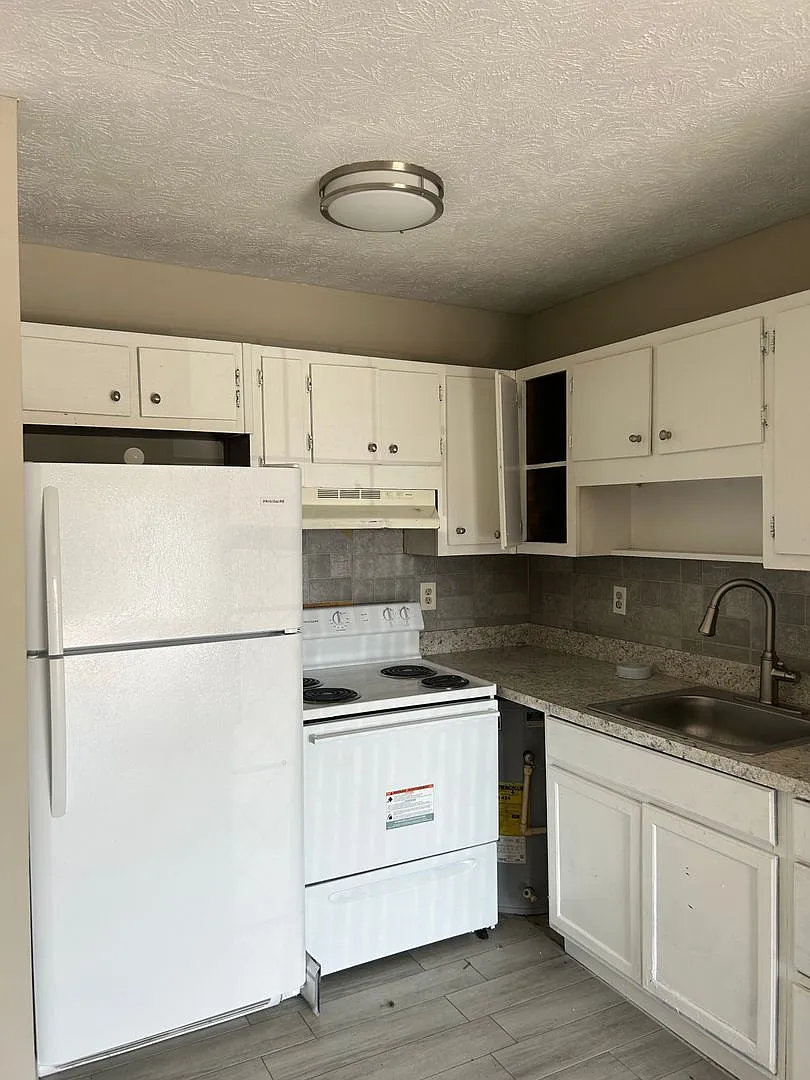 Welcome to Cleveland St Apartments. — Photo 2