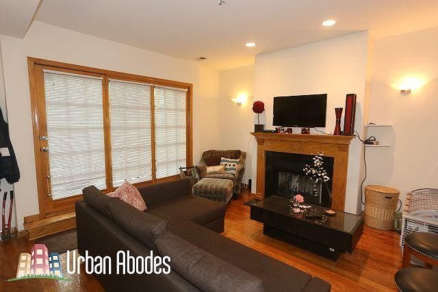 1st image of 824 W Buckingham Pl #Garden