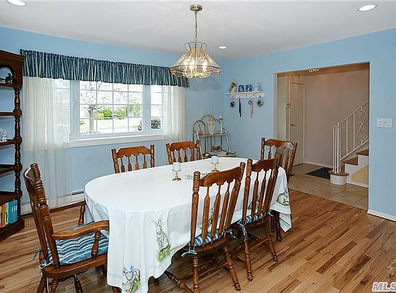 3rd image of 16 Adams Ct