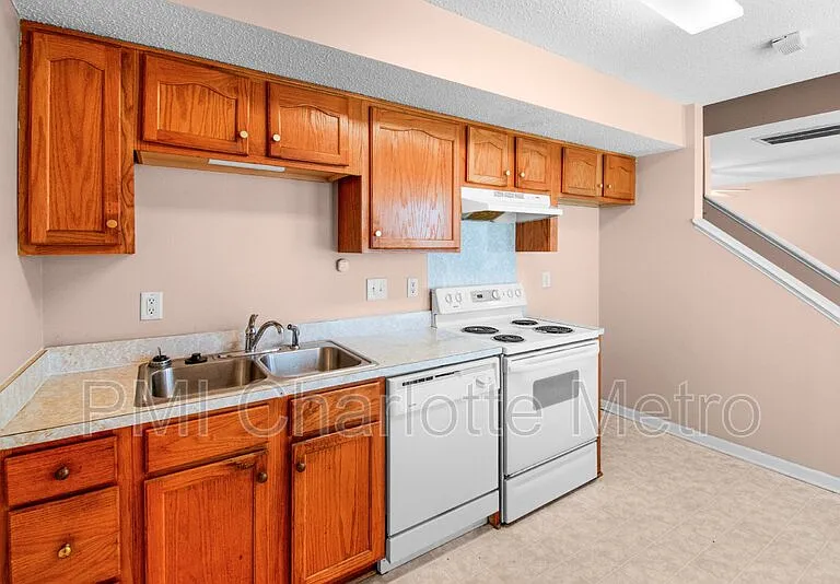 6550 Lynmont Dr — Photo 2