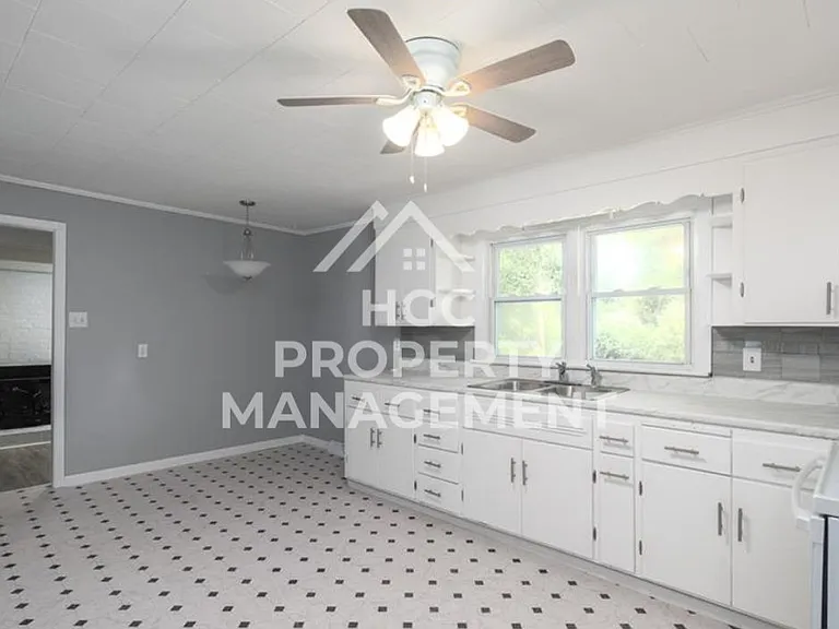 1228 Irving Ave — Photo 6