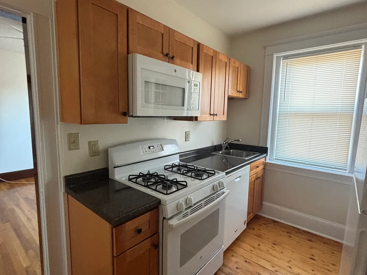 1 bed, 650 sqft, $1,800 — Photo 2