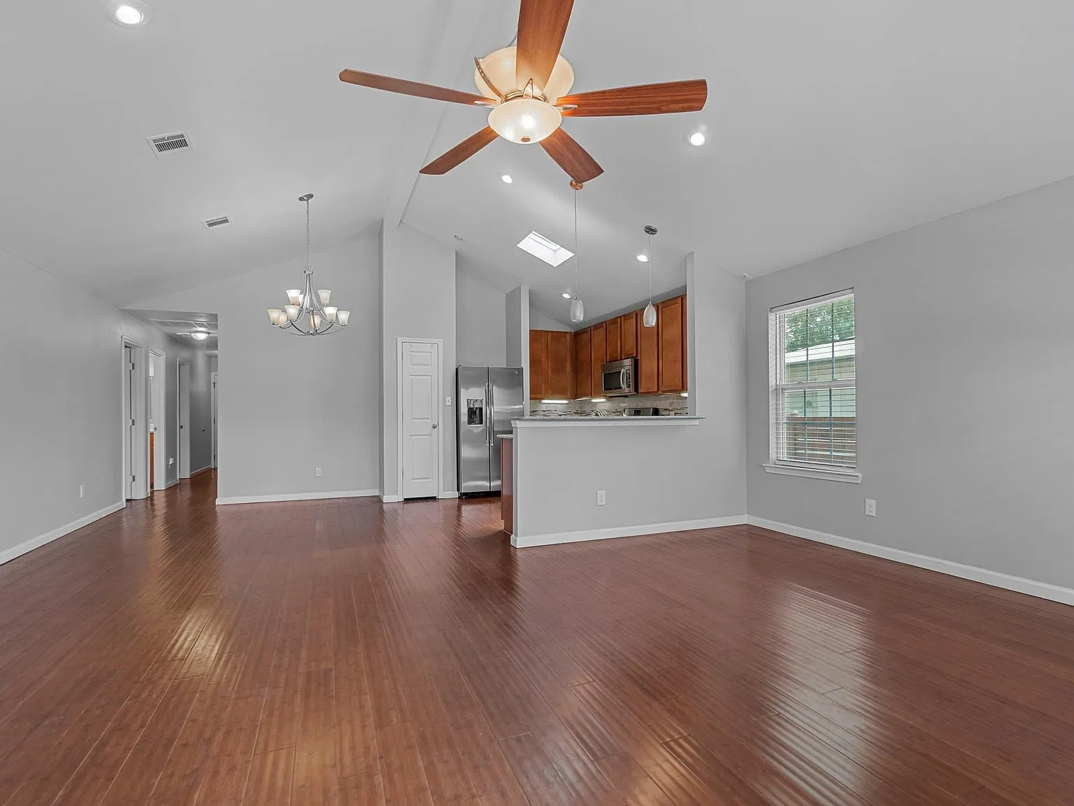 3 bed, 2.0 bath, 1366 sqft, $3,395 — Photo 3