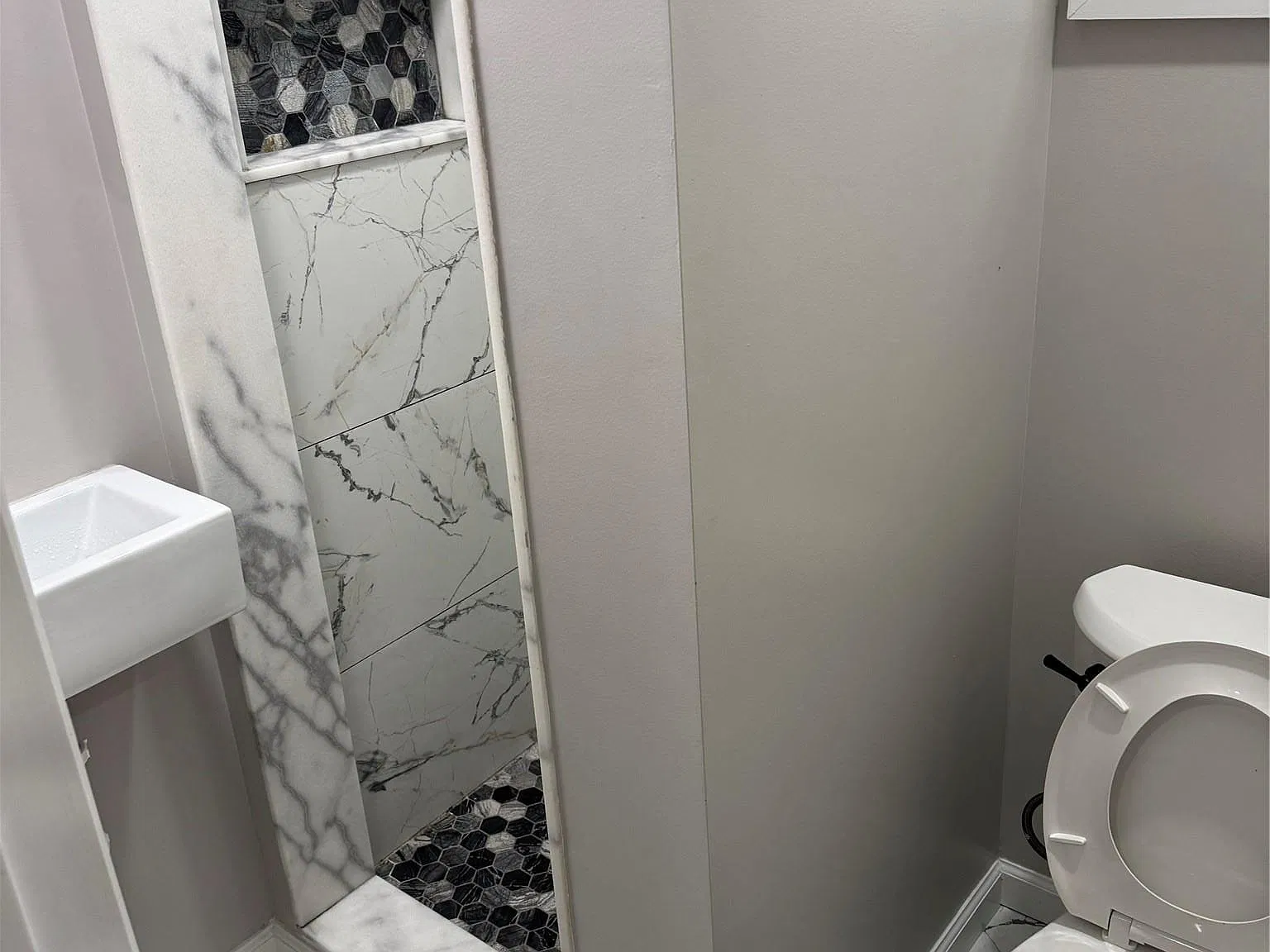 2 bed, 1.0 bath, 4092 sqft, $2,000 — Photo 3