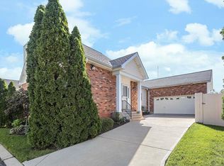 7458 Whitehall Colonial Ln, Saint Louis, MO 63119