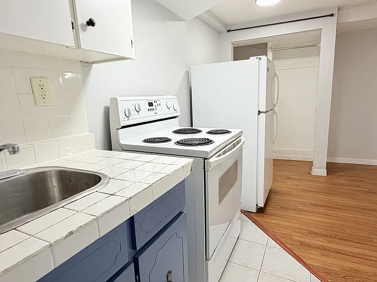 1441 Wyandotte St E #14 — Photo 6
