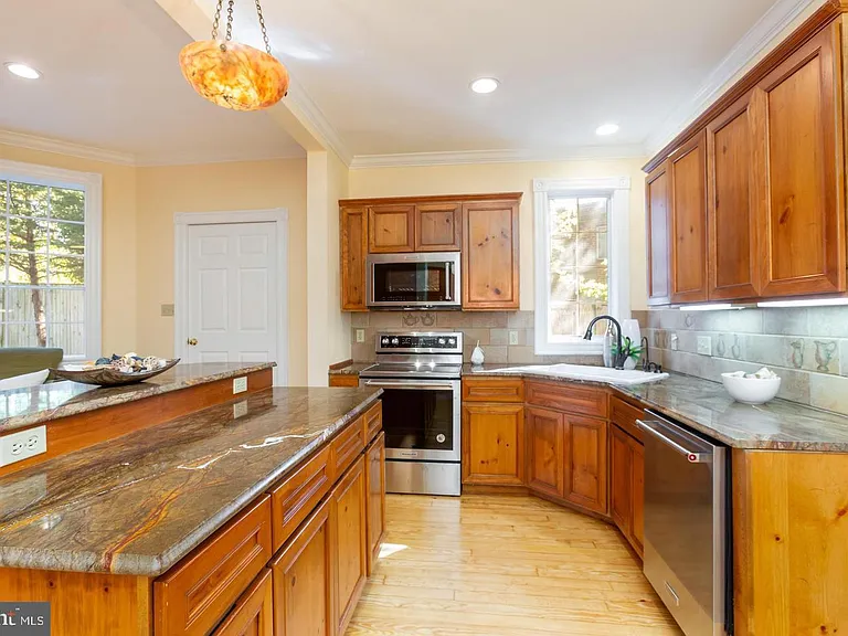 4457 Macarthur Blvd NW — Photo 10