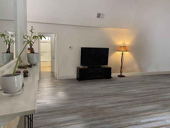 3rd image of 31569 Lindero Canyon Rd Unit 4