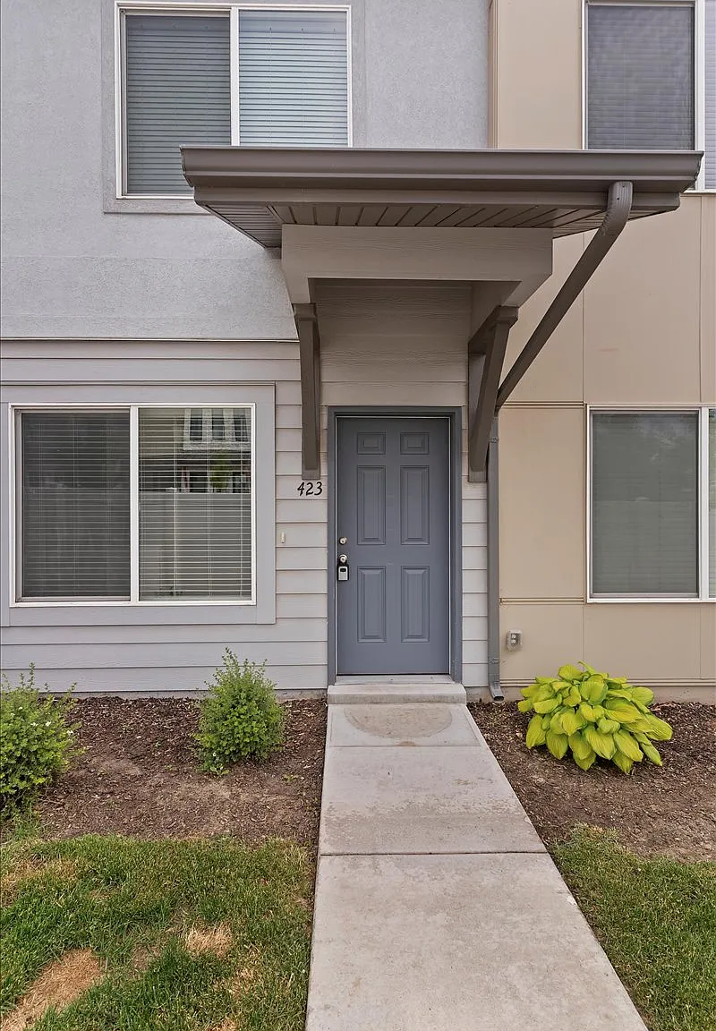 3 bed, 2.5 bath, 1689 sqft, $2,200 — Photo 2