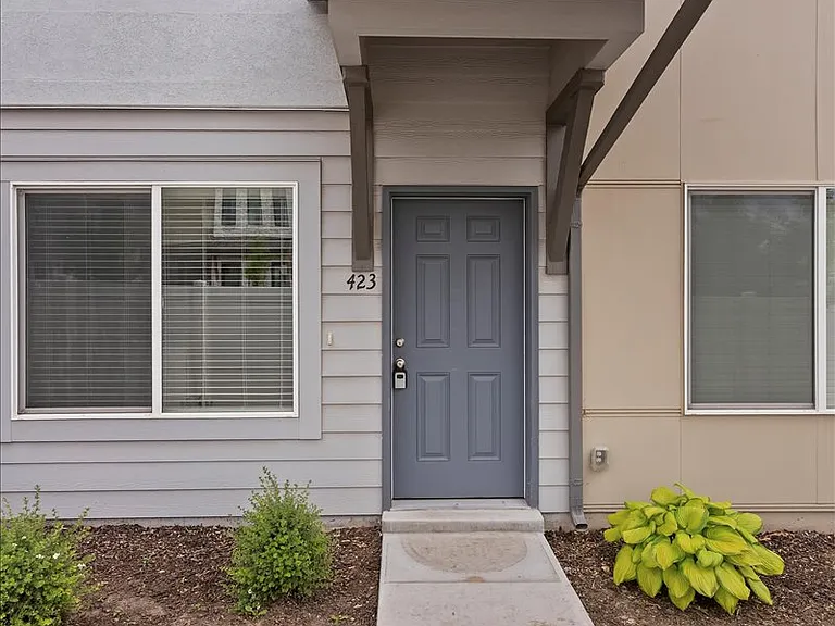 423 E Penny Ln — Photo 2