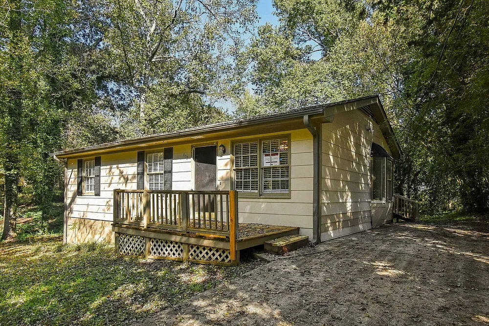3 bed, 1.0 bath, 912 sqft, $1,425 — Photo 3