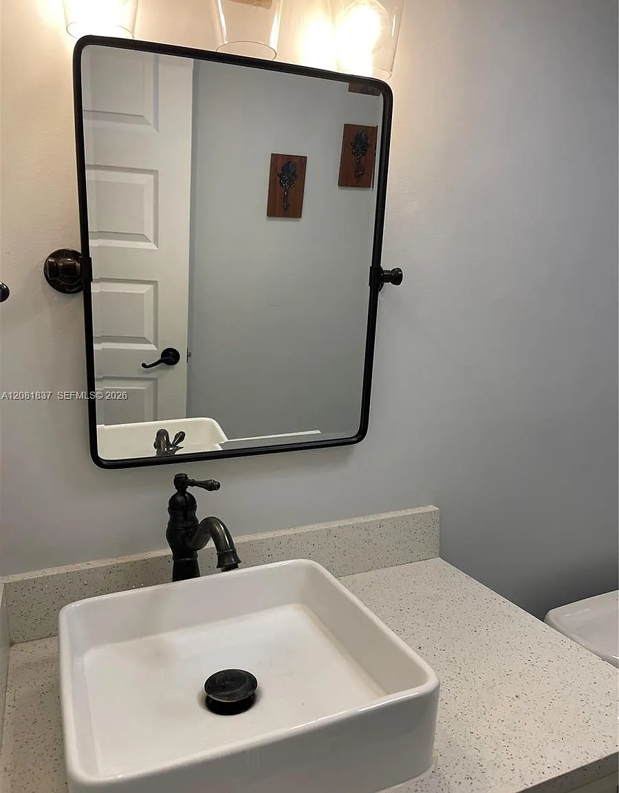 Harding Hall Condominium — Photo 2