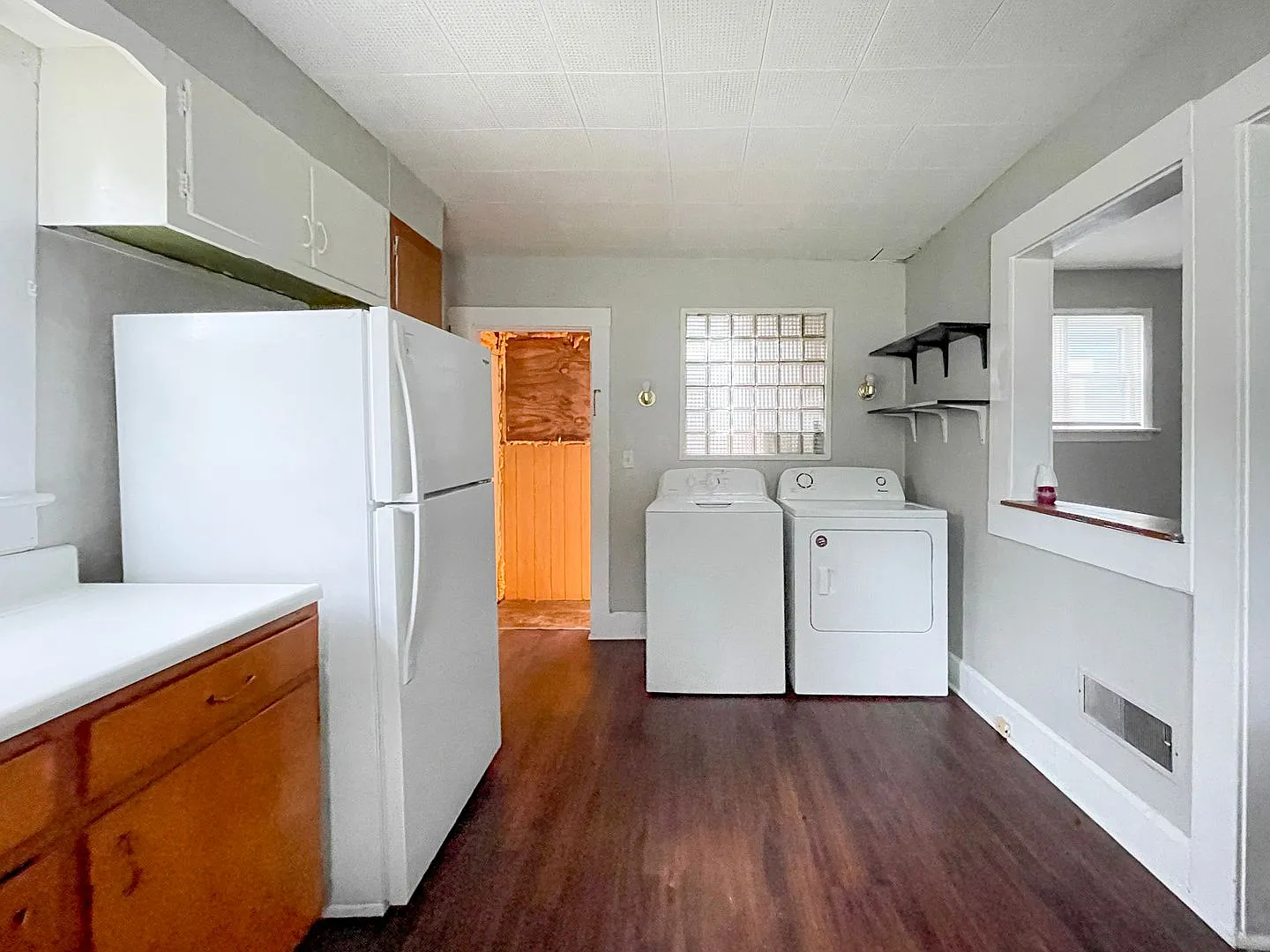Preleasing For August! Close To Campus: Dishwasher And Washer/Dryer Included — Photo 3