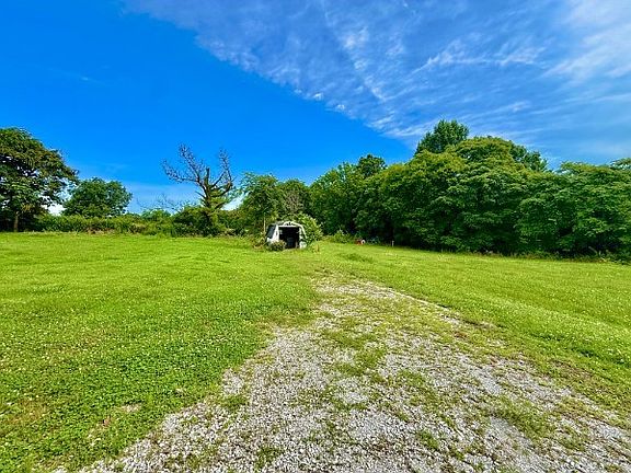 3rd image of 560 State Line Rd