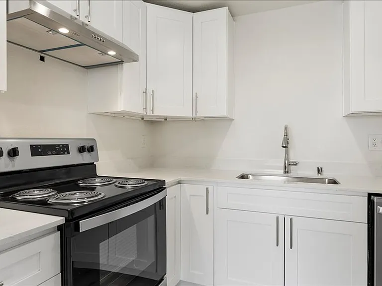 Kamden Court — Photo 33