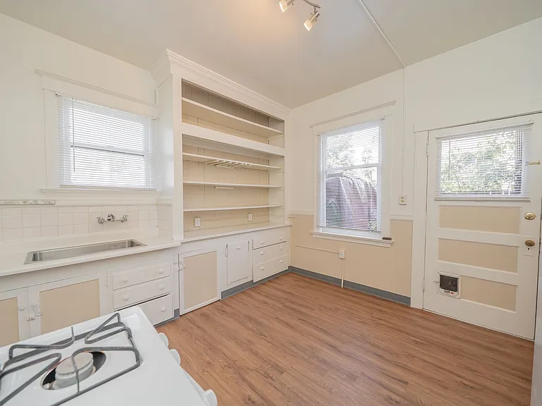 38 Glen Avenue — Photo 6