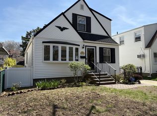 8111 261st St, Glen Oaks, NY 11004