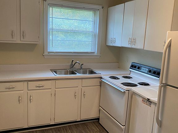 5th image of 2427 Parkway Dr APT 4